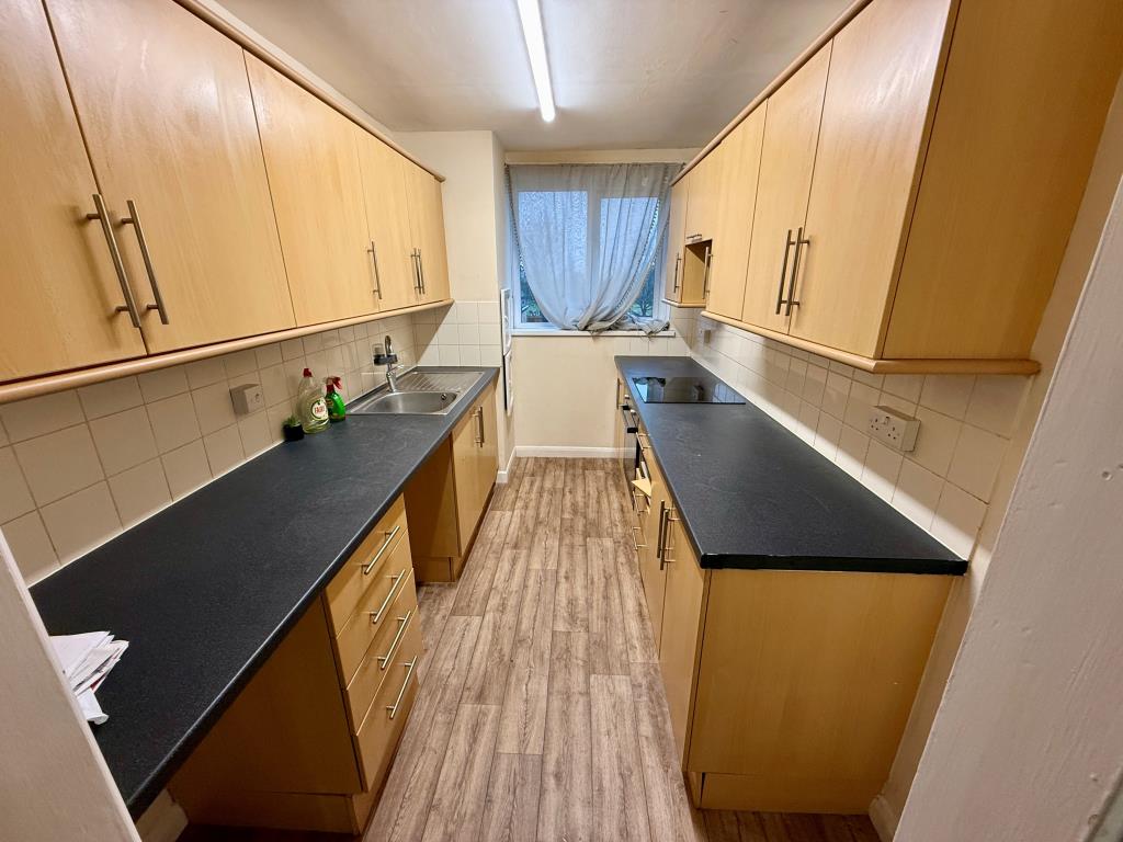 Lot: 131 - TWO-BEDROOM FLAT FOR IMPROVEMENT - Kitchen